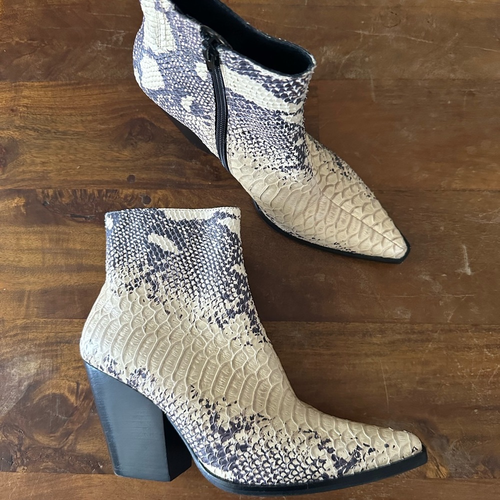 Jeffrey Campbell Flynn Black and Cream Patterned‎ Embossed Ankle Boots size 8